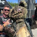 Mads Jacobsen der krammer en horrorbjørn på copenhell 2025