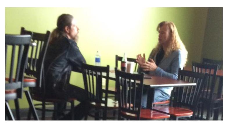 Dave Mustaine og Lamb Of Gods Chris Adler på cafebesøg. En af flere tegn på at de to var ved at starte et samarbejde