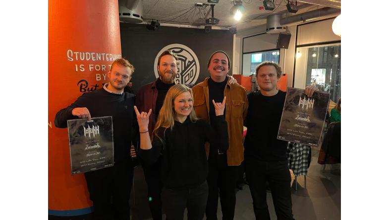 Heavymetal.dk i fint selskab med repræsentanter fra koncertaktuelle Iotunn og Lamentari. Foto: Søren Weiss Kristiansen