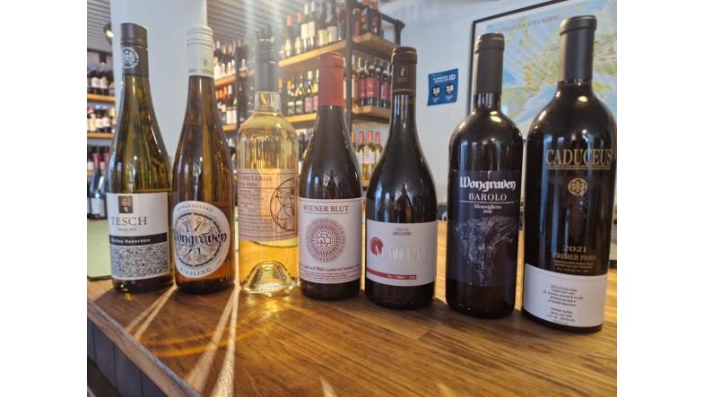 vinflasker der står på et bord